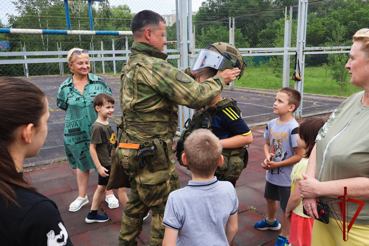 В Хабаровске продолжается акция «Каникулы с Росгвардией»