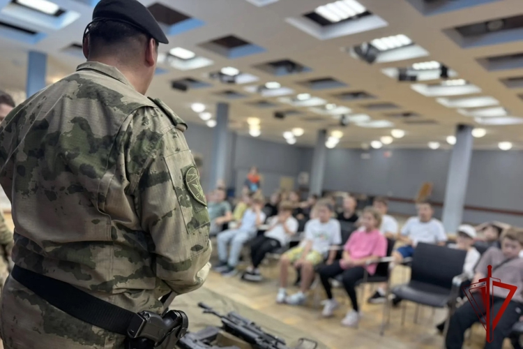 В Комсомольске-на-Амуре сотрудники ОМОН «Ураган» встретились с юными дальневосточниками в дни школьных каникул