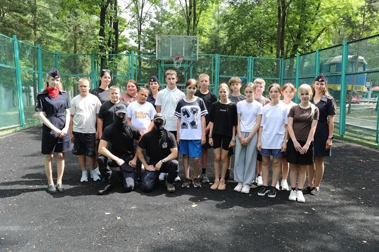 В Хабаровске продолжается всероссийская акция "Каникулы с Росгвардией" 