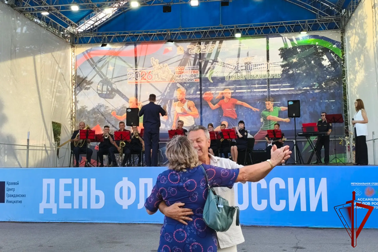 В Хабаровске сотрудники Росгвардии приняли участие в мероприятиях, посвященных Дню Государственного флага России