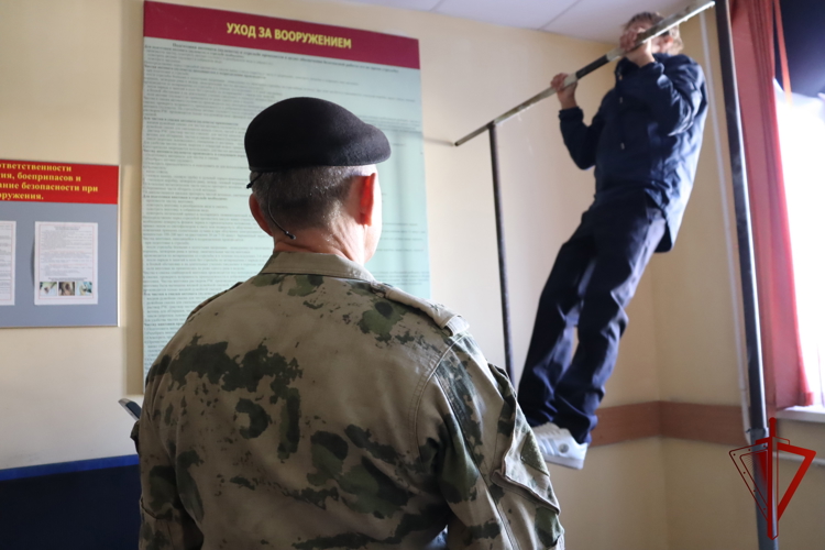 В  Хабаровске сотрудники ОМОН «Тигр» Росгвардии встретились с учениками подшефных классов 