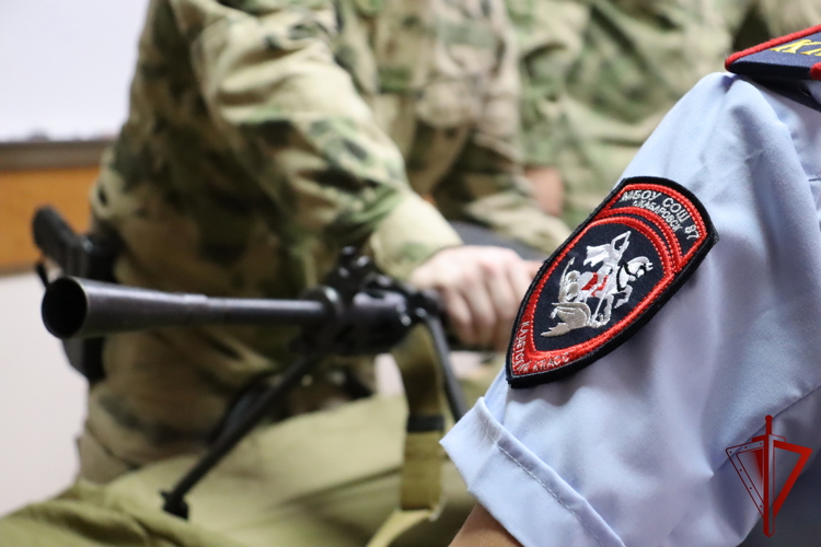 В  Хабаровске сотрудники ОМОН «Тигр» Росгвардии встретились с учениками подшефных классов 