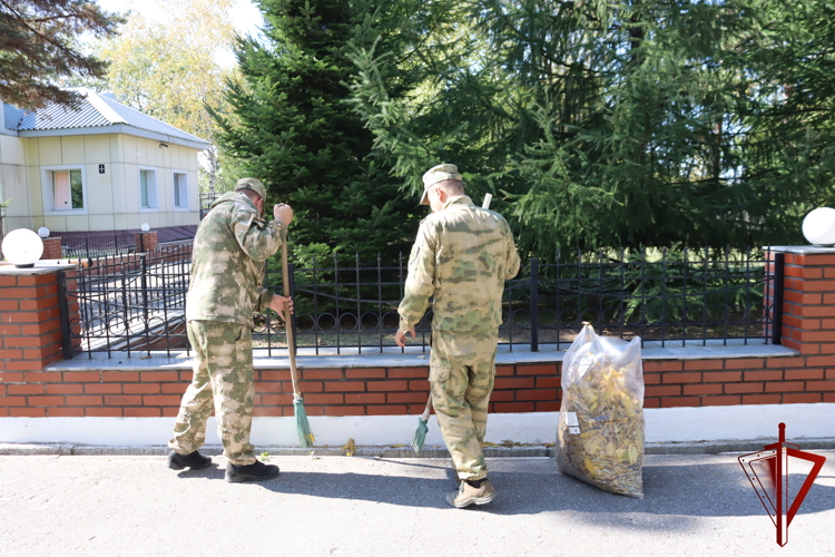 В Хабаровске росгвардейцы приняли участие в экологической акции «Зеленая Россия» 