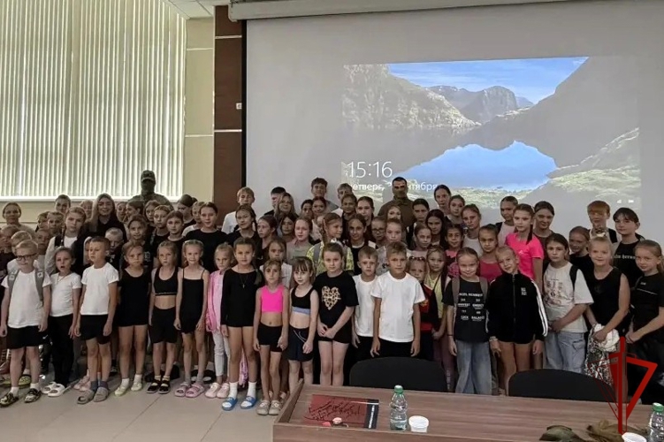 В Комсомольске‑на‑Амуре прошла встреча бойцов ОМОН «Ураган» Росгвардии с воспитанниками Регионального центра развития спорта