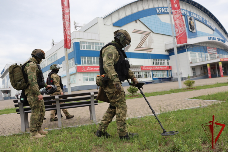 В Хабаровске росгвардейцы обеспечили правопорядок во время финального матча за Кубок России по хоккею с мячом