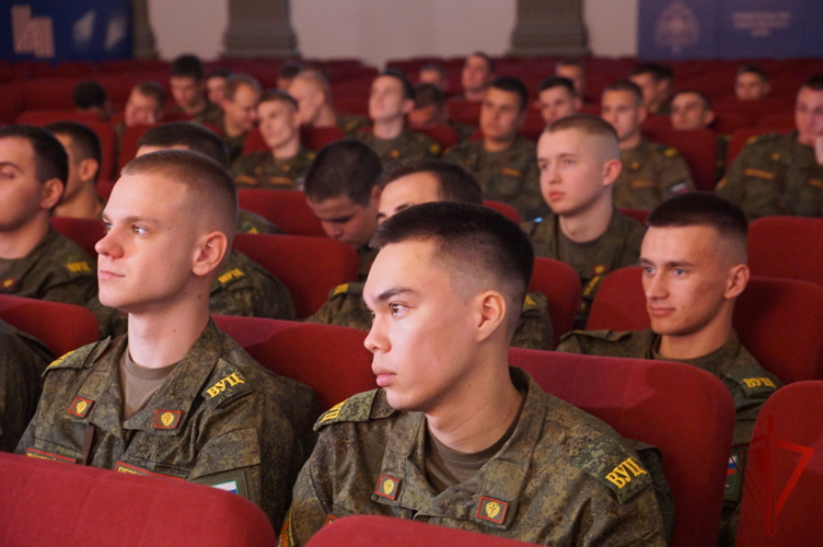 В Хабаровске военный оркестр регионального управления Росгвардии выступил для студентов университета 