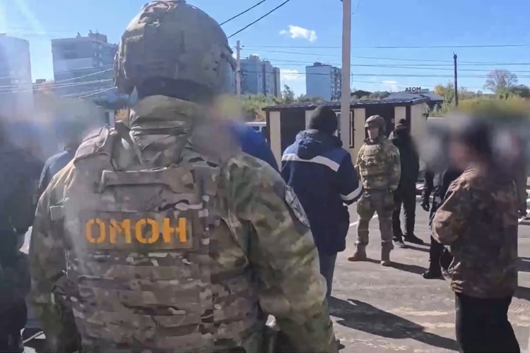 В Хабаровске сотрудники ОМОН оказали содействие при проверке иностранных граждан, незаконно осуществляющих трудовую деятельность на территории региона (видео)