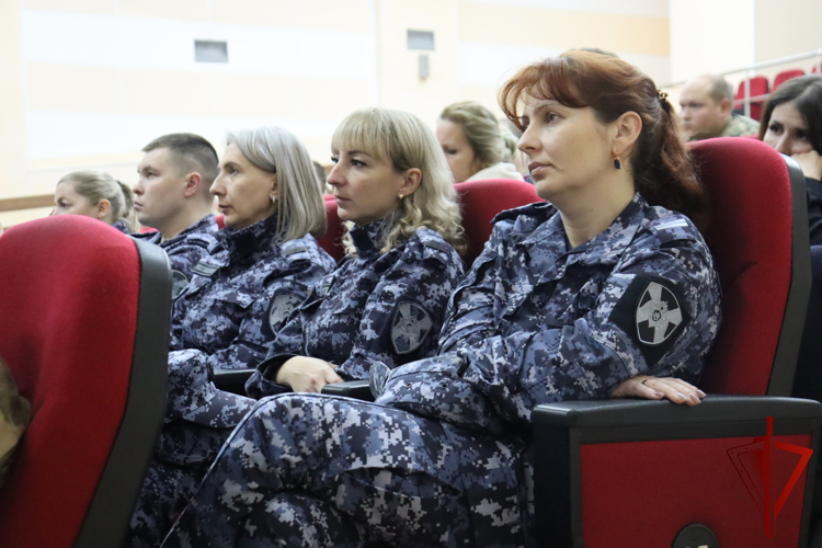 В Хабаровске росгвардейцы встретились с помощником командующего Восточным округом Росгвардии по работе с верующими 