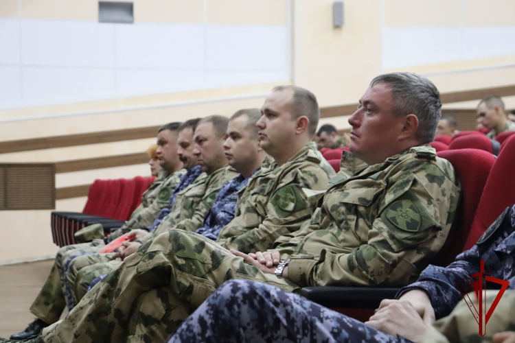 В Хабаровске росгвардейцы встретились с помощником командующего Восточным округом Росгвардии по работе с верующими 