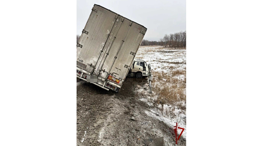 В Хабаровском крае сотрудники Росгвардии помогли водителю грузовика, пострадавшему в ДТП