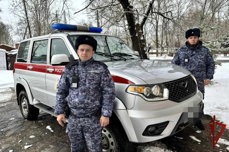 В Хабаровском крае сотрудники Росгвардии помогли водителю грузовика, пострадавшему в ДТП